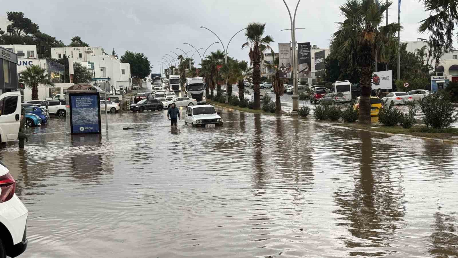 Bodrumda sokaklar göle döndü araçlar sular altında kaldı 9 bodrumda sokaklar gole dondu araclar sular altinda kaldi 5 ZTYYcesw