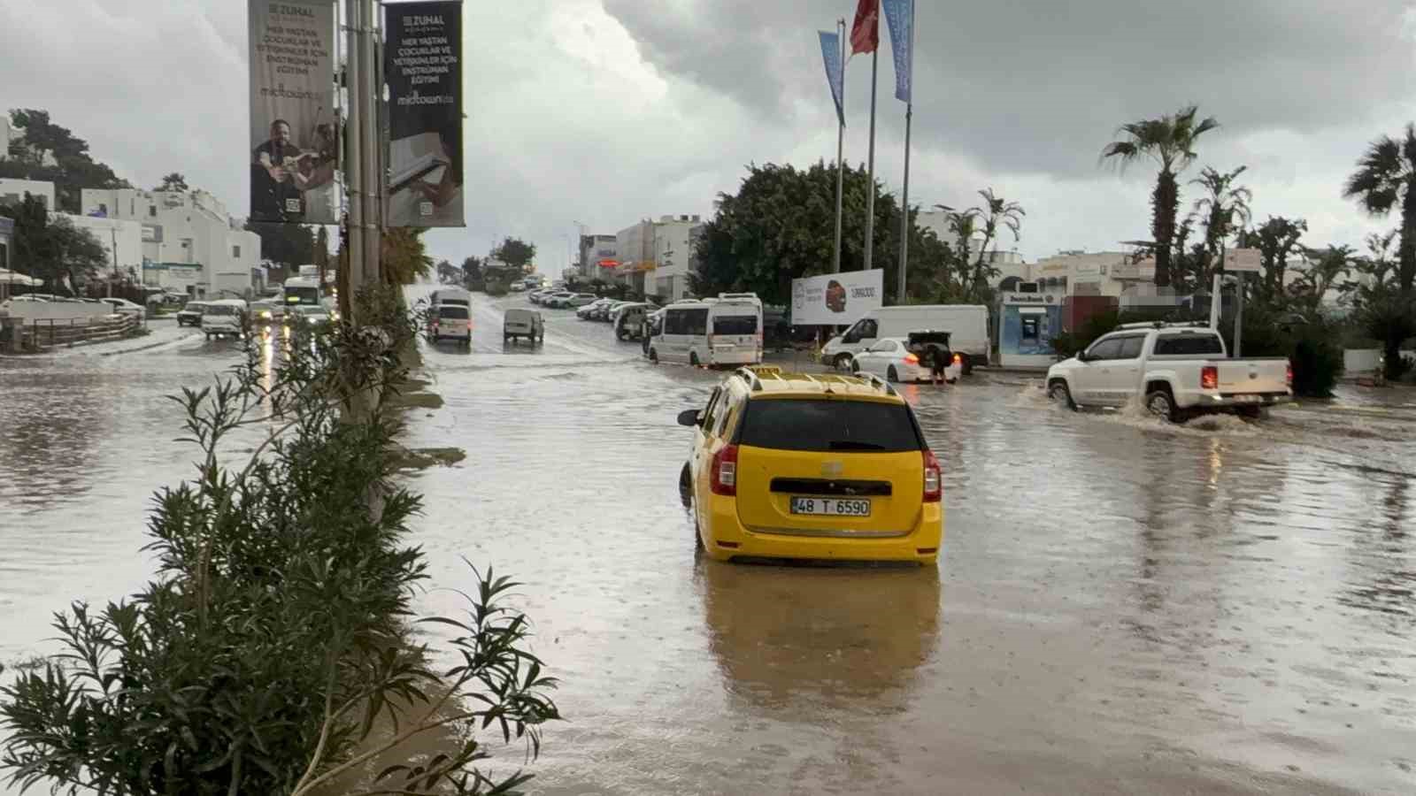Bodrumda sokaklar göle döndü araçlar sular altında kaldı 10 bodrumda sokaklar gole dondu araclar sular altinda kaldi 6 ZzCPLV3G
