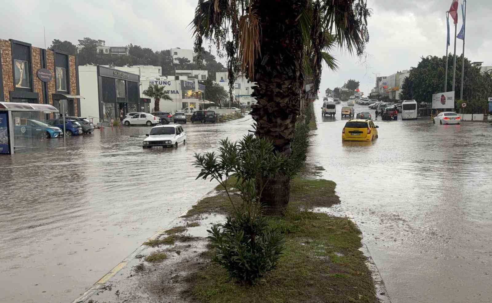 Bodrumda sokaklar göle döndü araçlar sular altında kaldı 11 bodrumda sokaklar gole dondu araclar sular altinda kaldi 7