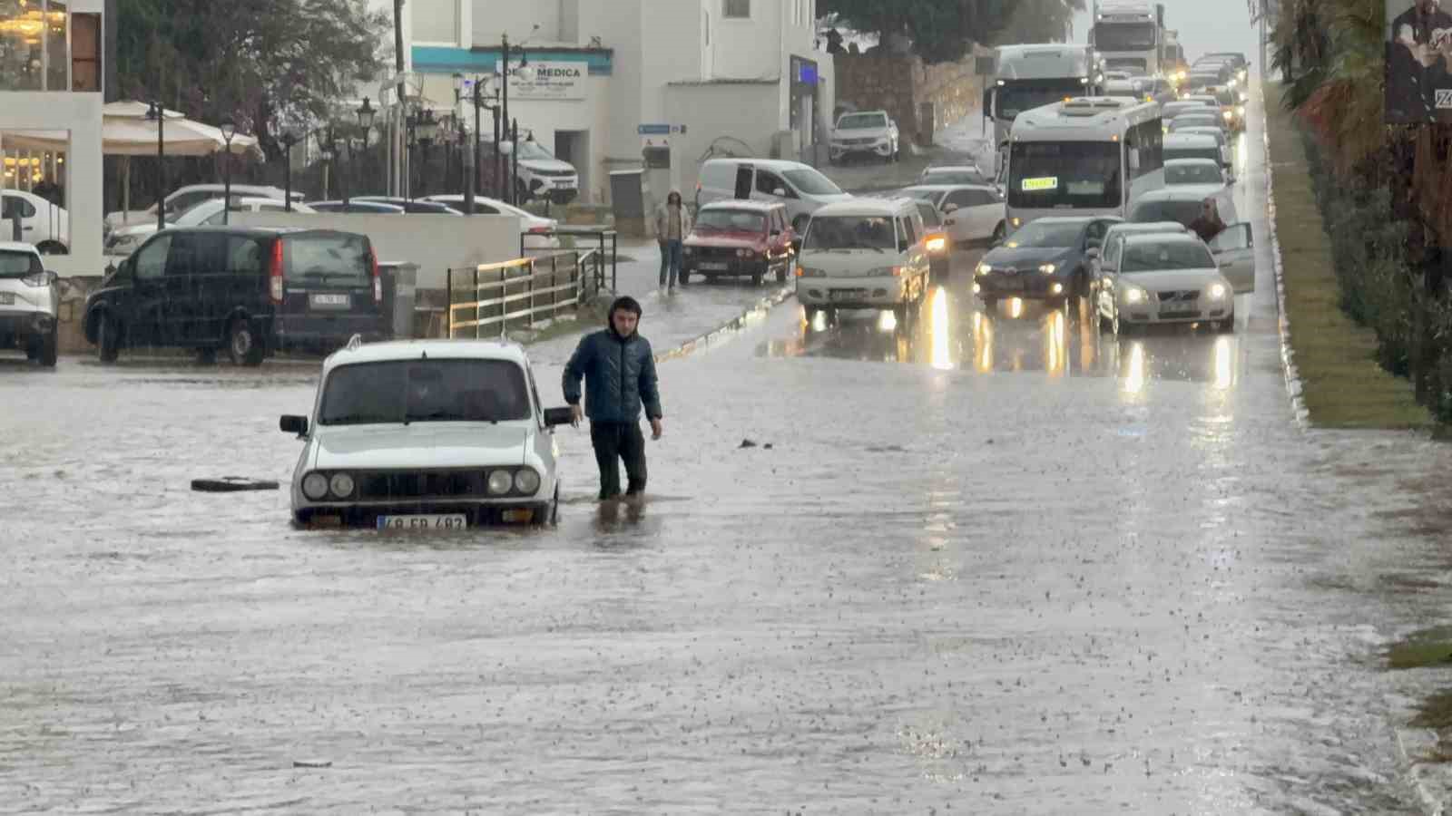 Bodrumda sokaklar göle döndü araçlar sular altında kaldı 12 bodrumda sokaklar gole dondu araclar sular altinda kaldi 8 AFfsVPO8