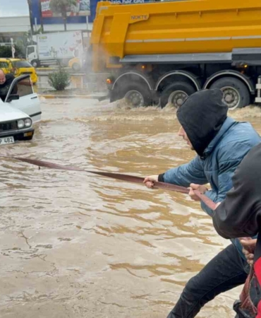 bodrumda-sokaklar-gole-dondu-araclar-sular-altinda-kaldi-n66bsPQ4.jpg