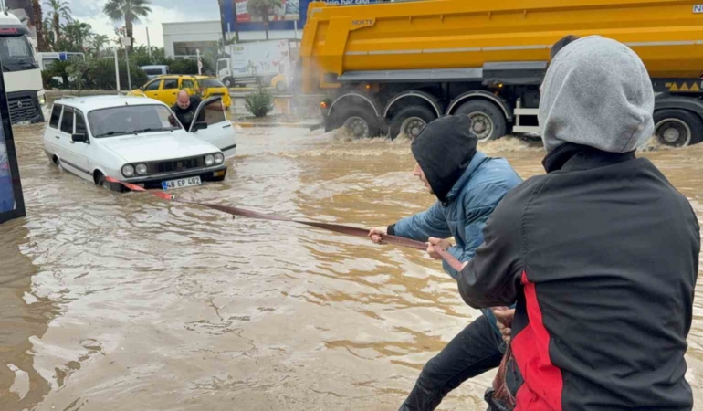 bodrumda-sokaklar-gole-dondu-araclar-sular-altinda-kaldi-n66bsPQ4.jpg
