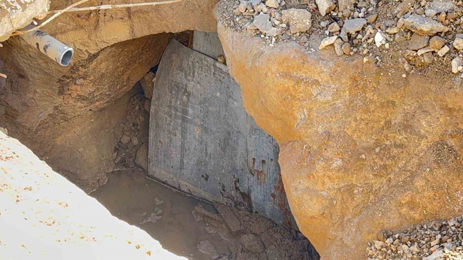 bodrumda su isale hatti kazisinda lahit bulundu 4 CUq8l713
