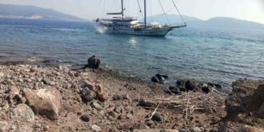 bodrumda-yelkenli-tekne-karaya-oturdu-H1yfDB6c.jpg