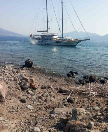 bodrumda-yelkenli-tekne-karaya-oturdu-H1yfDB6c.jpg