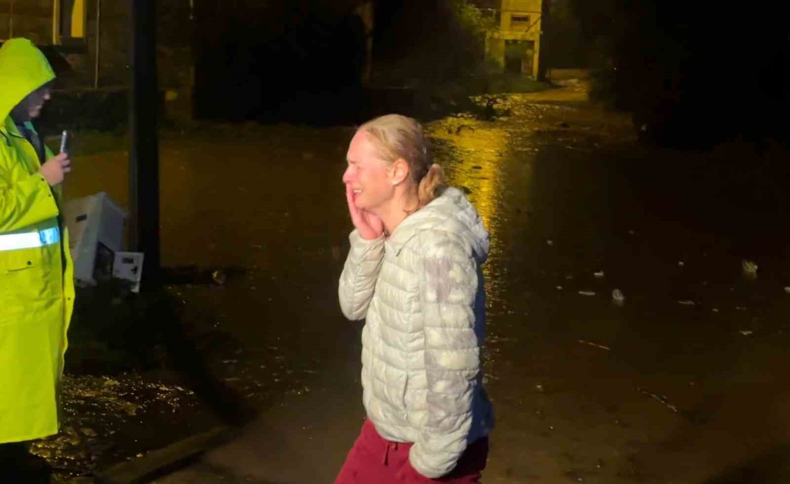 bodrumu saganak vurdu arac suruklendi evleri su basti 2 XPcwz2Ui