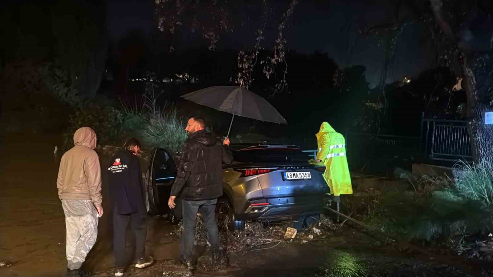 bodrumu saganak vurdu arac suruklendi evleri su basti 3 aVZJCCE9