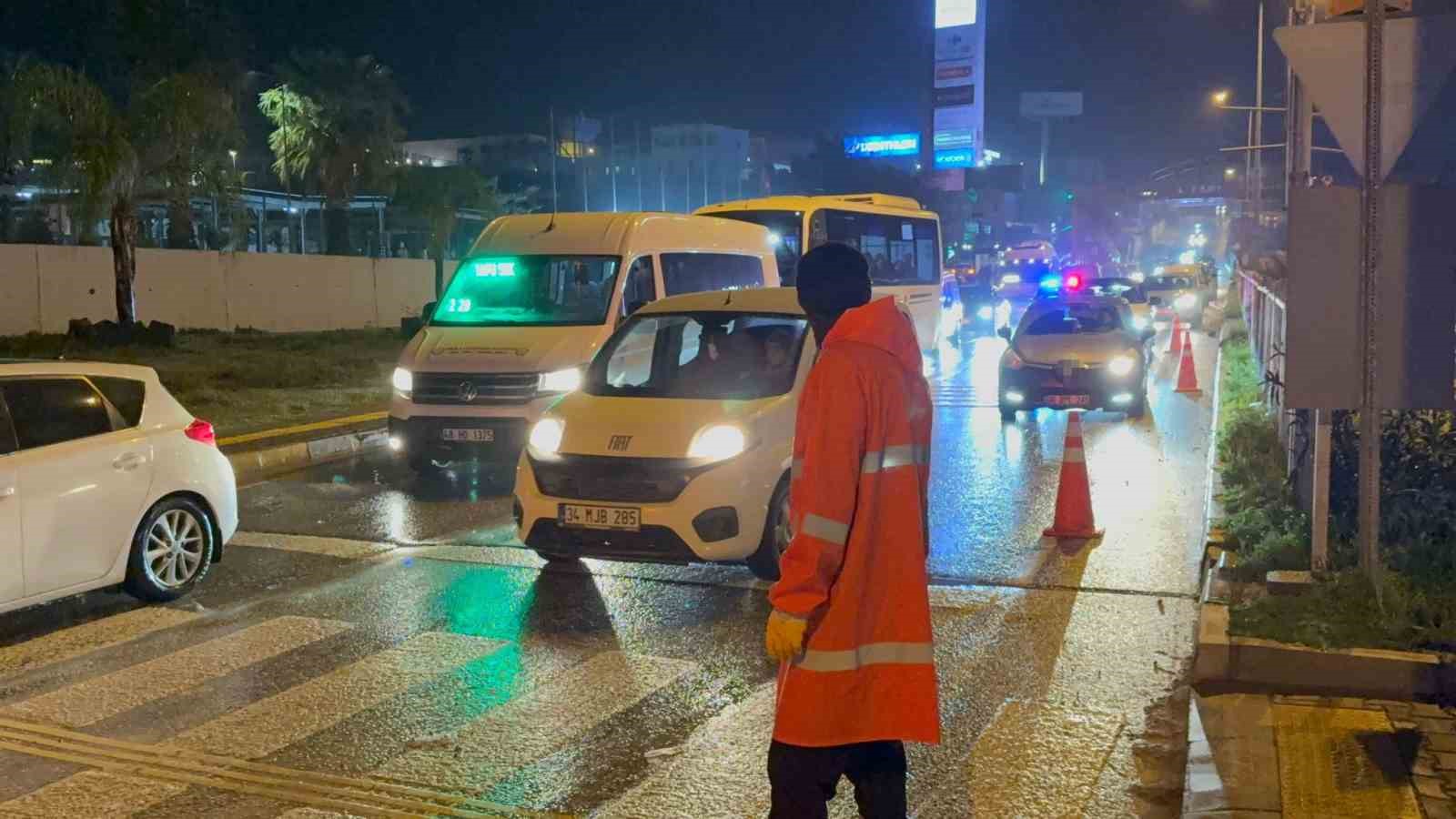bodrumu saganak vurdu arac suruklendi evleri su basti 4 cWJt8jhT