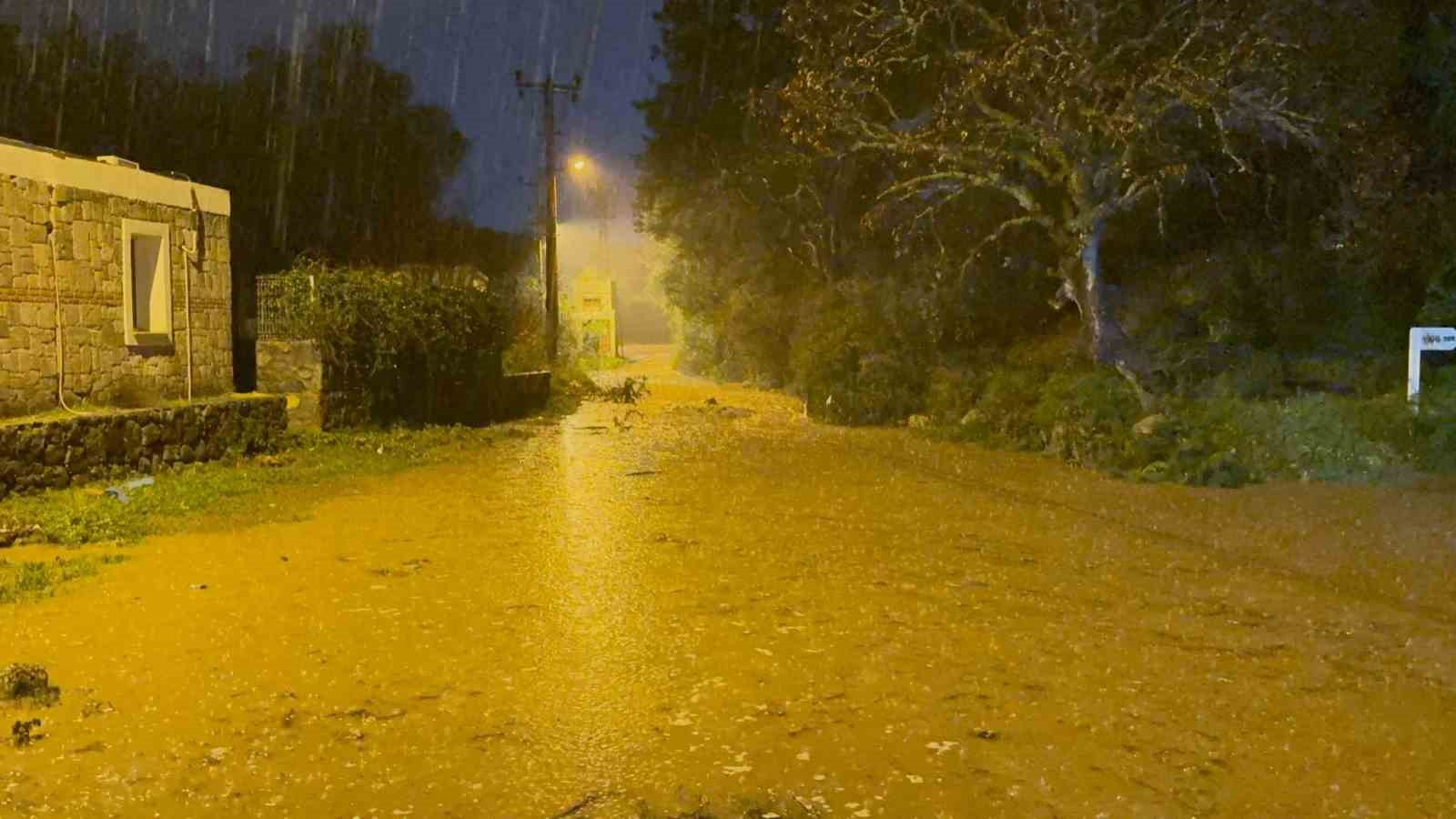 bodrumu saganak vurdu arac suruklendi evleri su basti 5 JZUV6TkM