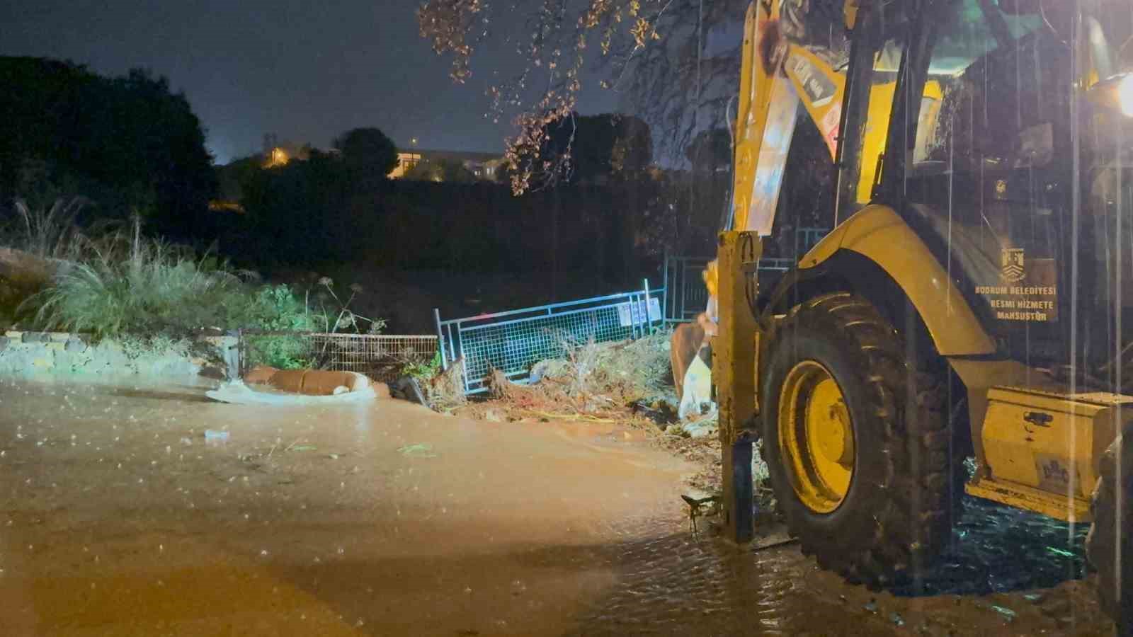 bodrumu saganak vurdu arac suruklendi evleri su basti 6 zUHhbWCv
