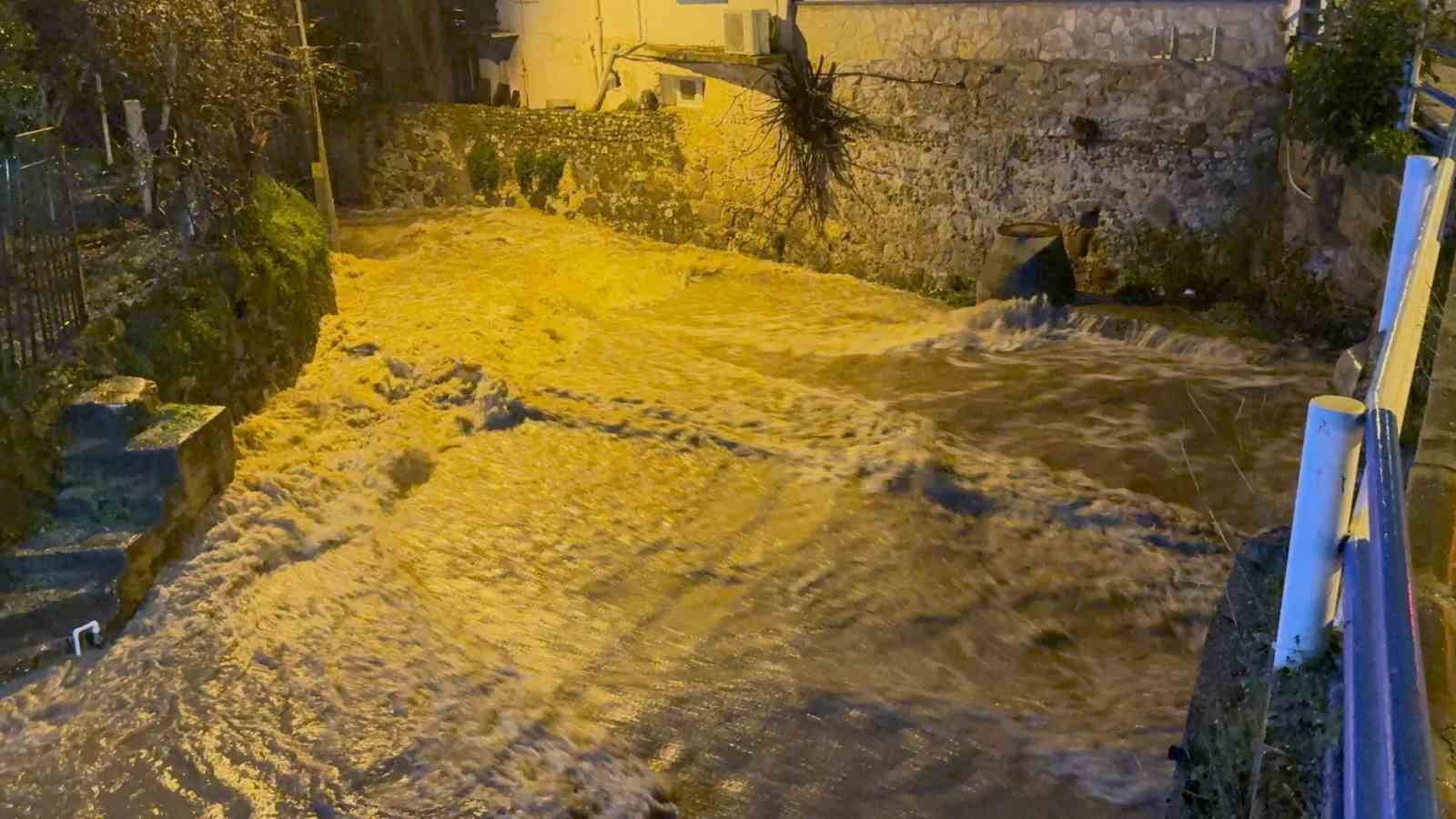 bodrumu saganak vurdu arac suruklendi evleri su basti 7 Q6Khk4U3