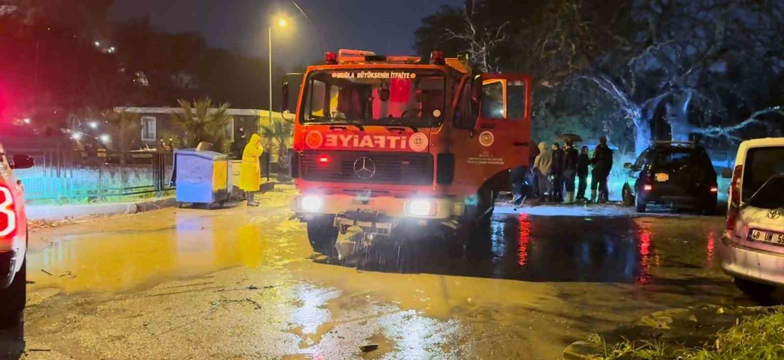 bodrumu saganak vurdu arac suruklendi evleri su basti 9 vejmOJuG