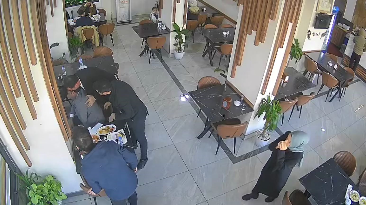 bogazina lokma kacan musteri heimlich manevrasiyla kurtarildi 0 OnszIS9N