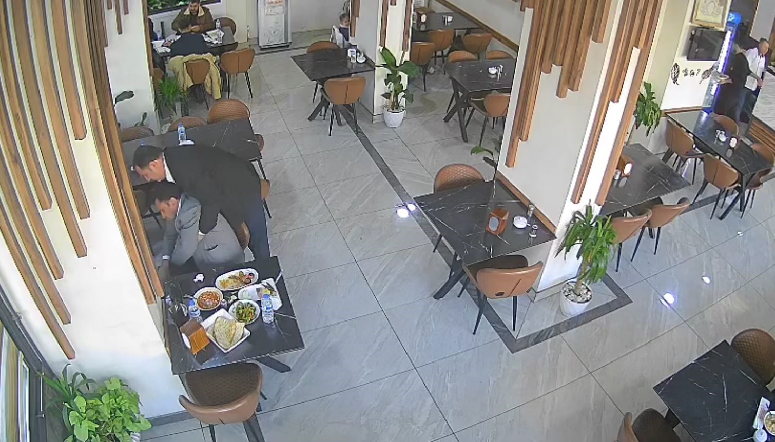 bogazina lokma kacan musteri heimlich manevrasiyla kurtarildi 1 4LcpO6eJ