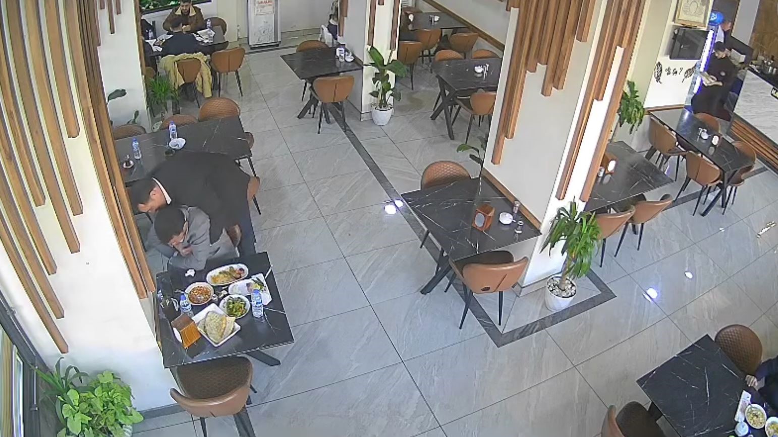 bogazina lokma kacan musteri heimlich manevrasiyla kurtarildi 2 YGUrUhNv