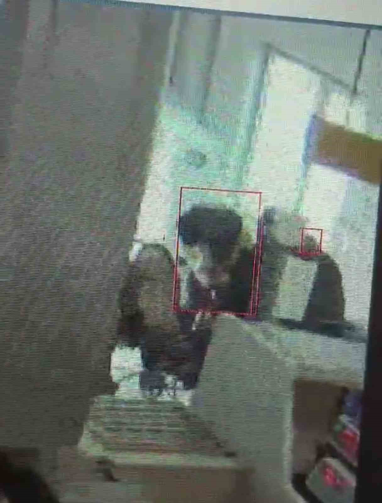 Boğazına şeker kaçan küçük kızı, jandarmanın Heimlich manevrası kurtardı 6 bogazina seker kacan kucuk kizi jandarmanin heimlich manevrasi kurtardi 2 J9Lz2J57