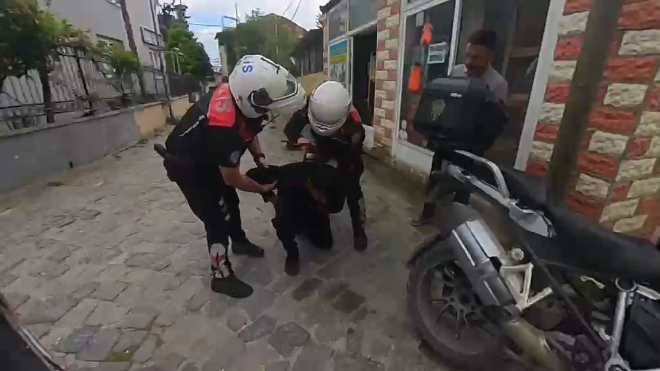 bogazina seker kacan motorcuyu polis heimlich manevrasiyla kurtardi 0 uqec8taY
