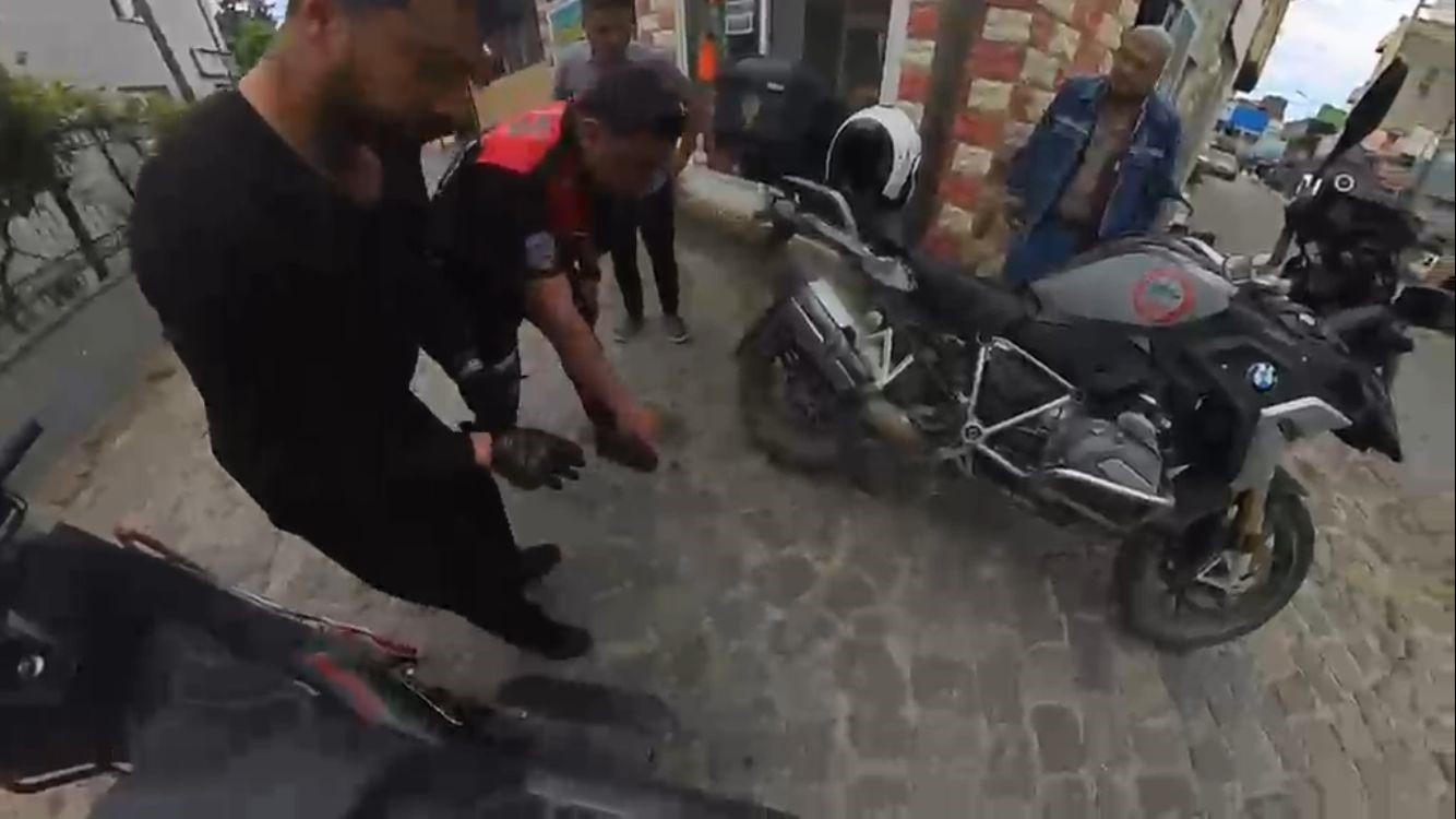 bogazina seker kacan motorcuyu polis heimlich manevrasiyla kurtardi 1 dNzVGngY