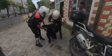 bogazina-seker-kacan-motorcuyu-polis-heimlich-manevrasiyla-kurtardi-X1Tbpgf6.jpg