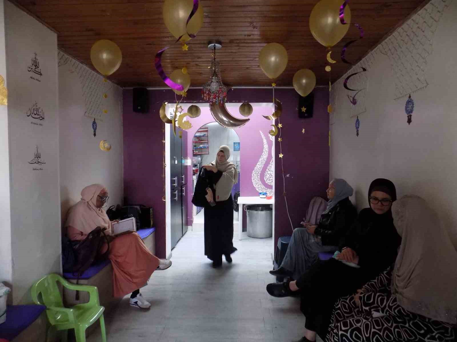 bogotataki musluman topluluk iftarini estambul camiinde yapiyor 0 AZnuV6JN