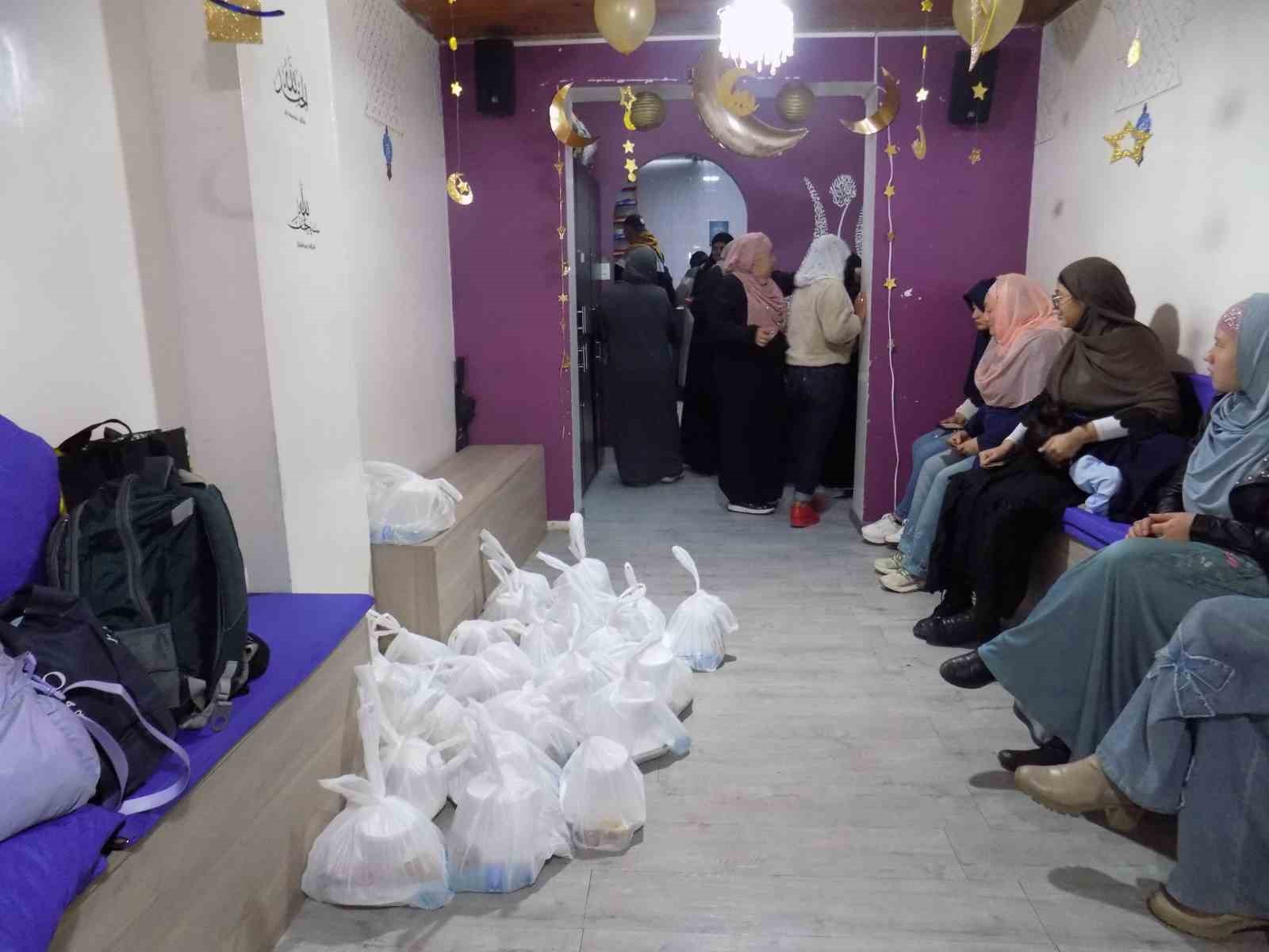 bogotataki musluman topluluk iftarini estambul camiinde yapiyor 5 6FEVpTsh