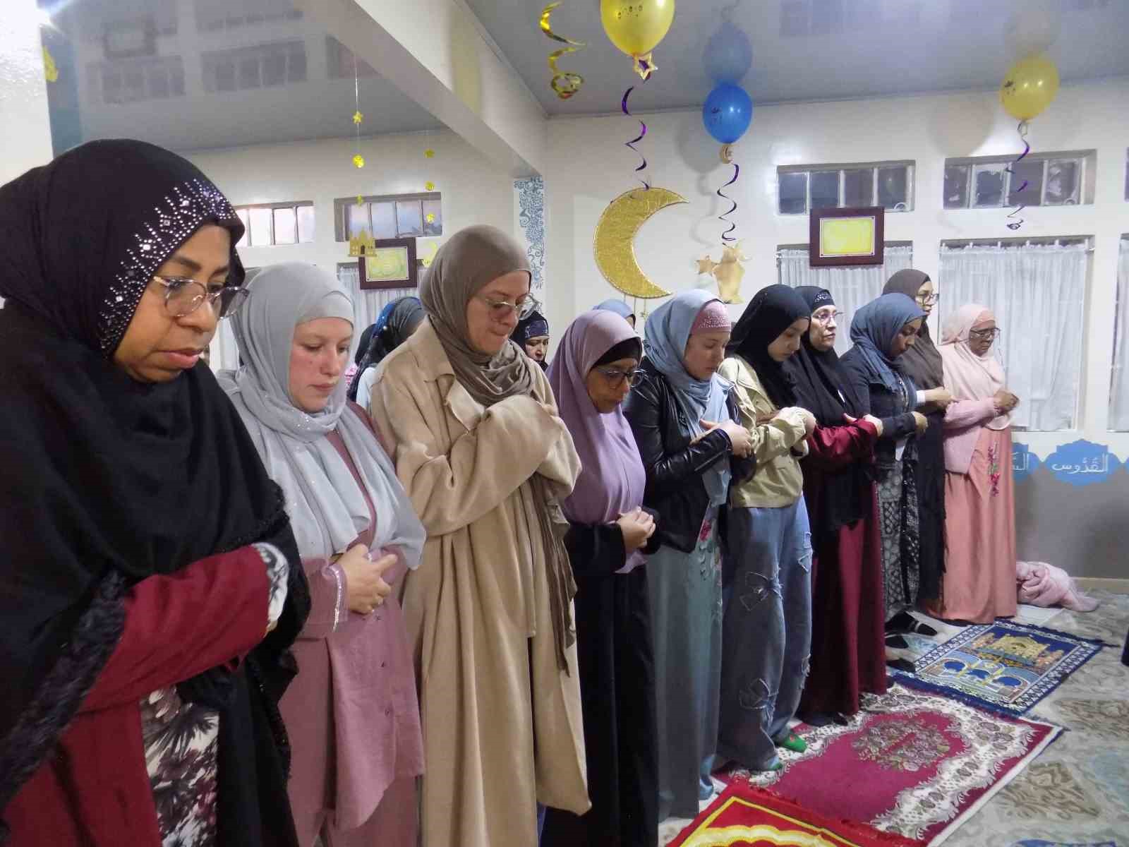 bogotataki musluman topluluk iftarini estambul camiinde yapiyor 8 gpVk62qS