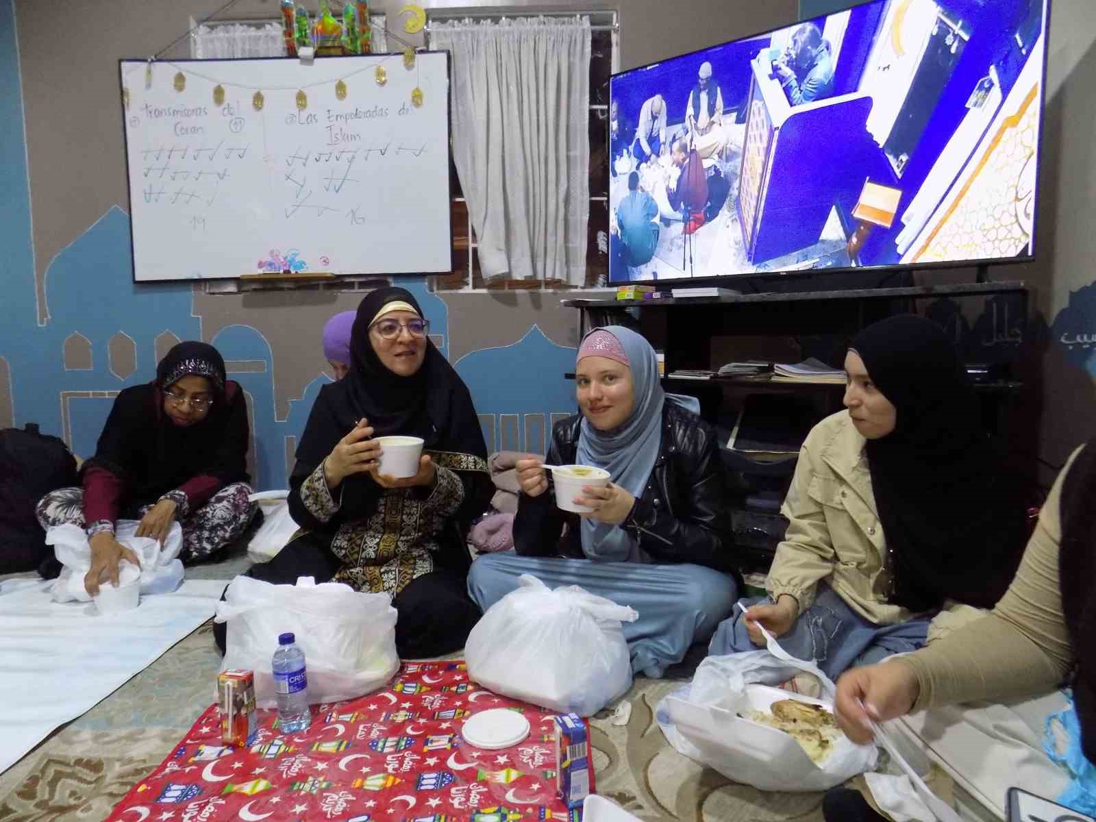 bogotataki musluman topluluk iftarini estambul camiinde yapiyor 9 1ORzOmS3