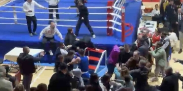 boks-turnuvasinda-kavga-ring-disina-tasti-yumruklar-havada-ucustu-e3hk4zZX.jpg