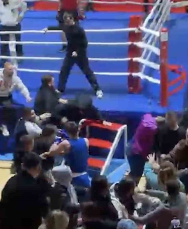 boks-turnuvasinda-kavga-ring-disina-tasti-yumruklar-havada-ucustu-e3hk4zZX.jpg