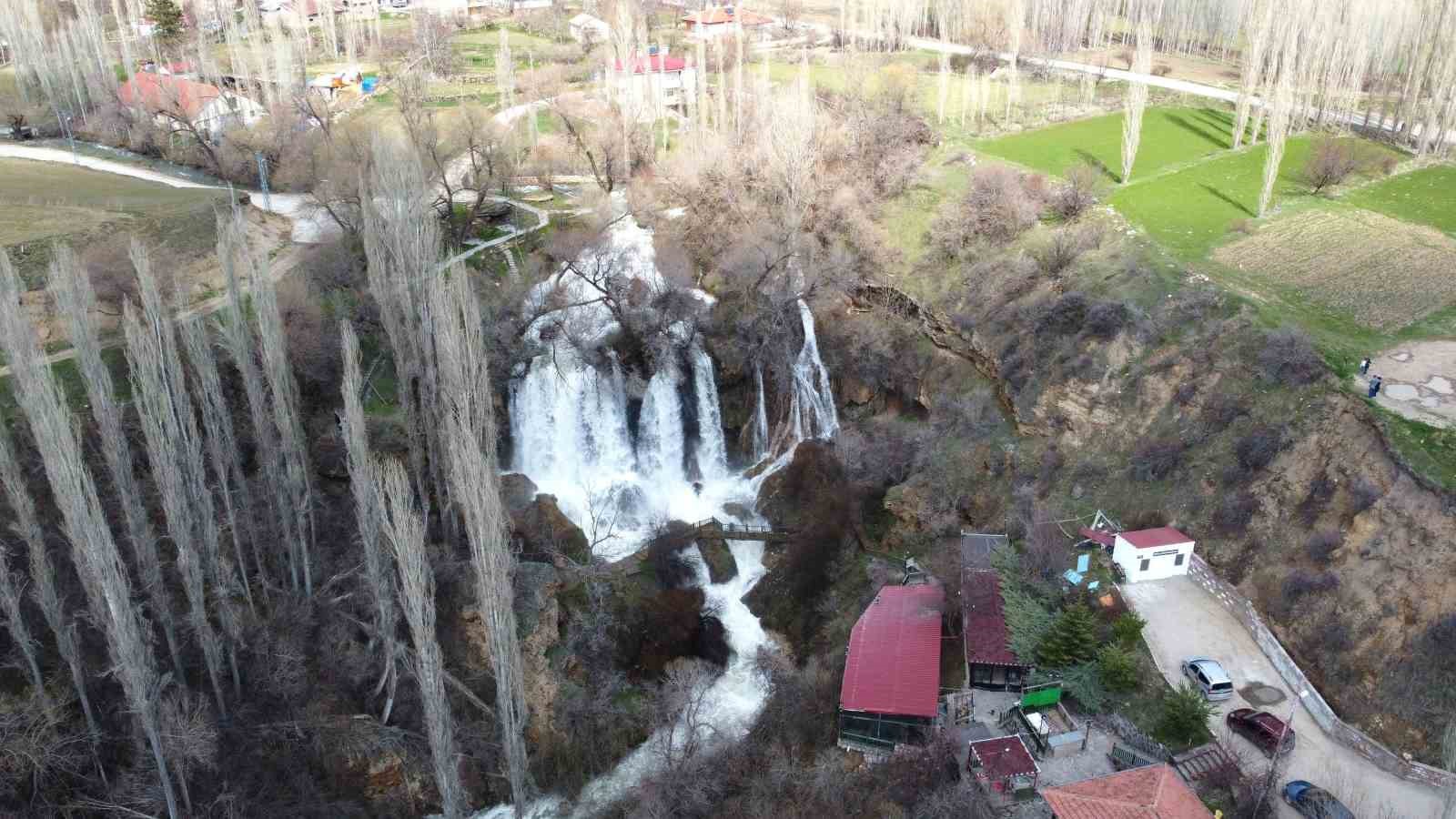 bol yagislar sizir selalesini costurdu 0 DHG86I7X