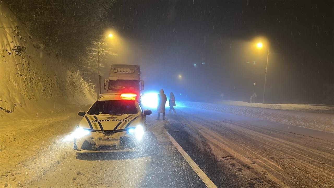 Bolu Dağı ağır tonajlı araçların geçişine kapatıldı 7 bolu dagi agir tonajli araclarin gecisine kapatildi 3 AyHL2PNt
