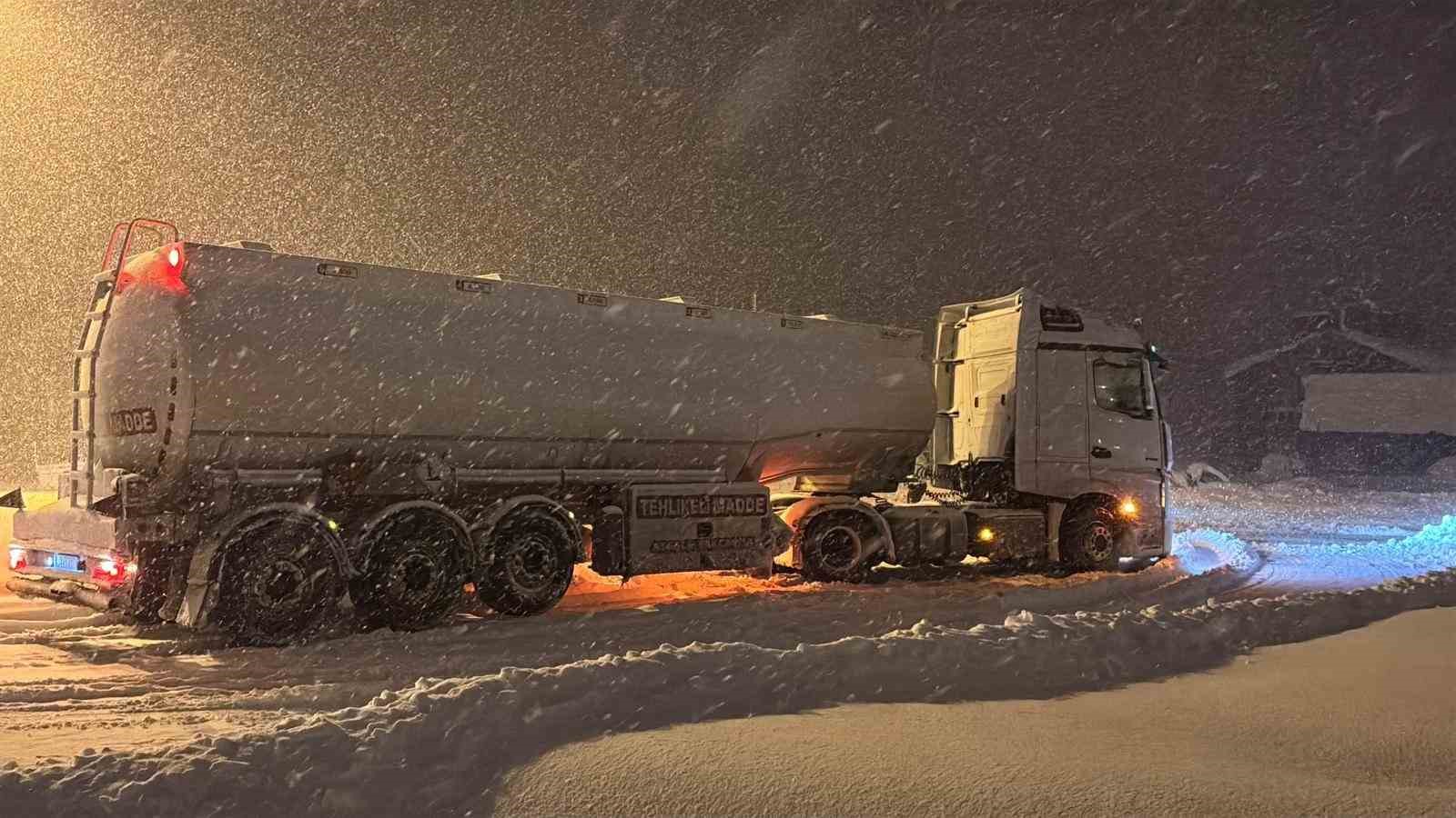 Bolu Dağı ağır tonajlı araçların geçişine kapatıldı: Kar kalınlığı 40 santimetreyi geçti 4 bolu dagi agir tonajli araclarin gecisine kapatildi kar kalinligi 40 santimetreyi gecti 0 GccuXtC7
