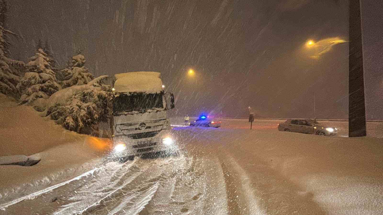 Bolu Dağı ağır tonajlı araçların geçişine kapatıldı: Kar kalınlığı 40 santimetreyi geçti 5 bolu dagi agir tonajli araclarin gecisine kapatildi kar kalinligi 40 santimetreyi gecti 1 AuG3Ft92