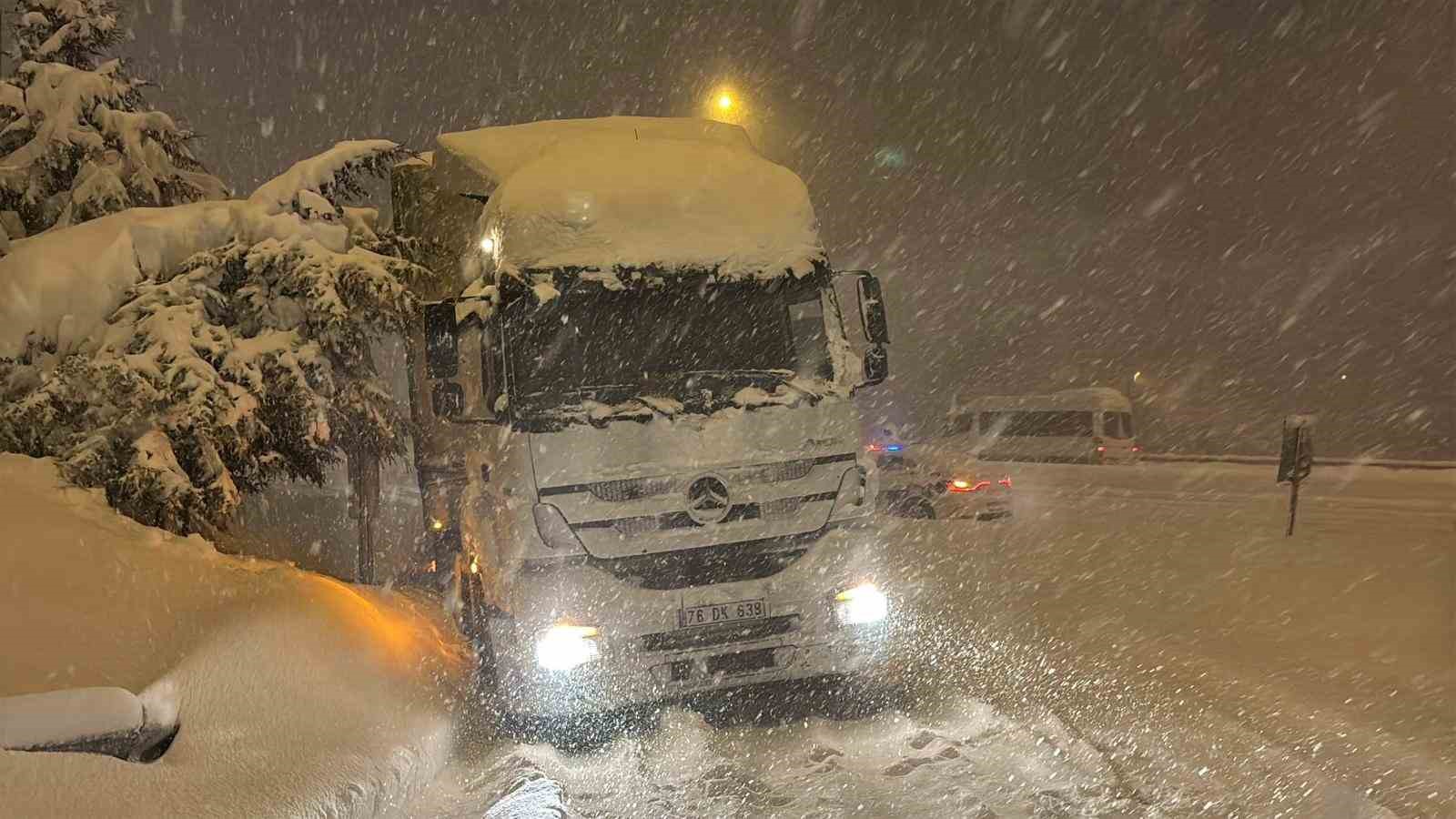 Bolu Dağı ağır tonajlı araçların geçişine kapatıldı: Kar kalınlığı 40 santimetreyi geçti 6 bolu dagi agir tonajli araclarin gecisine kapatildi kar kalinligi 40 santimetreyi gecti 2 9MhsFcQf