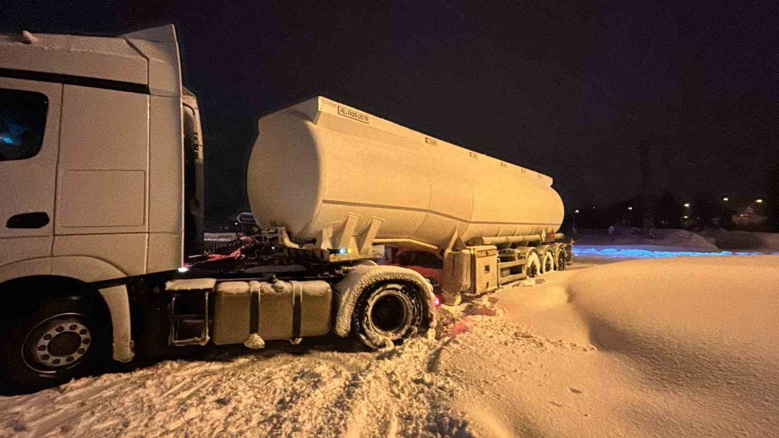 Bolu Dağı ağır tonajlı araçların geçişine kapatıldı: Kar kalınlığı 40 santimetreyi geçti 7 bolu dagi agir tonajli araclarin gecisine kapatildi kar kalinligi 40 santimetreyi gecti 3 yU72hlGP