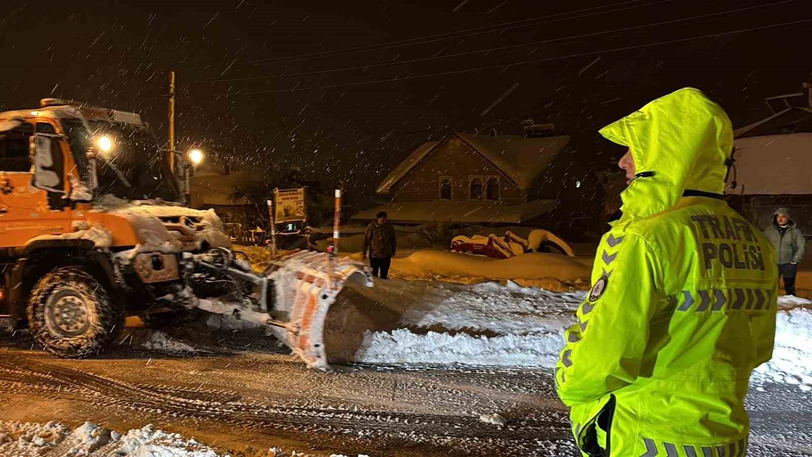 Bolu Dağı ağır tonajlı araçların geçişine kapatıldı: Kar kalınlığı 40 santimetreyi geçti 8 bolu dagi agir tonajli araclarin gecisine kapatildi kar kalinligi 40 santimetreyi gecti 4 dnNrfNyE