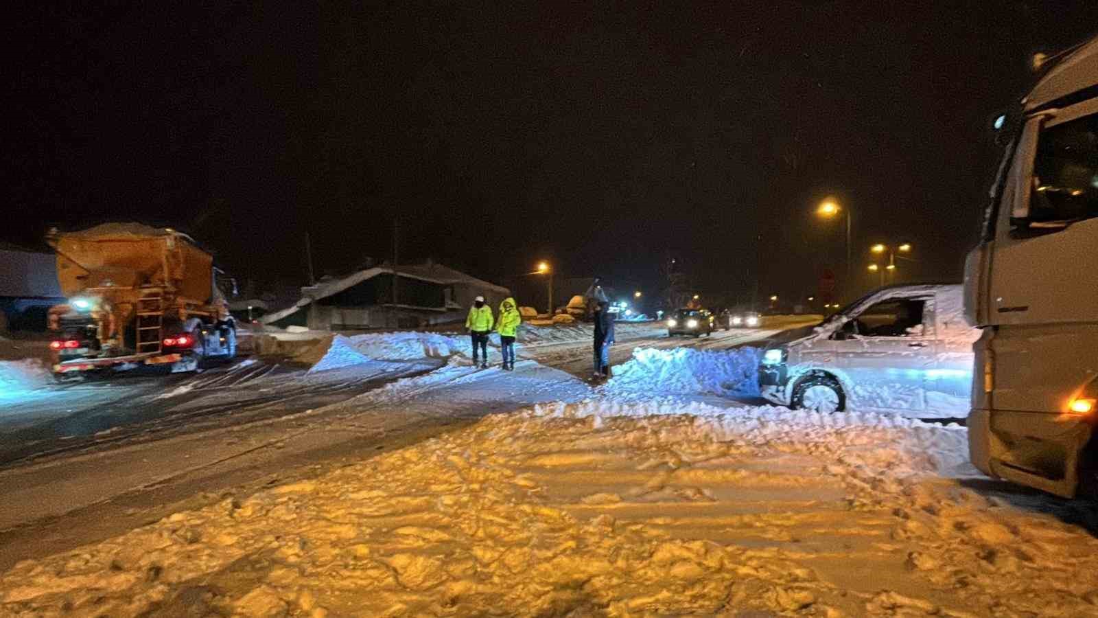 Bolu Dağı ağır tonajlı araçların geçişine kapatıldı: Kar kalınlığı 40 santimetreyi geçti 9 bolu dagi agir tonajli araclarin gecisine kapatildi kar kalinligi 40 santimetreyi gecti 5 4DXfarJ7