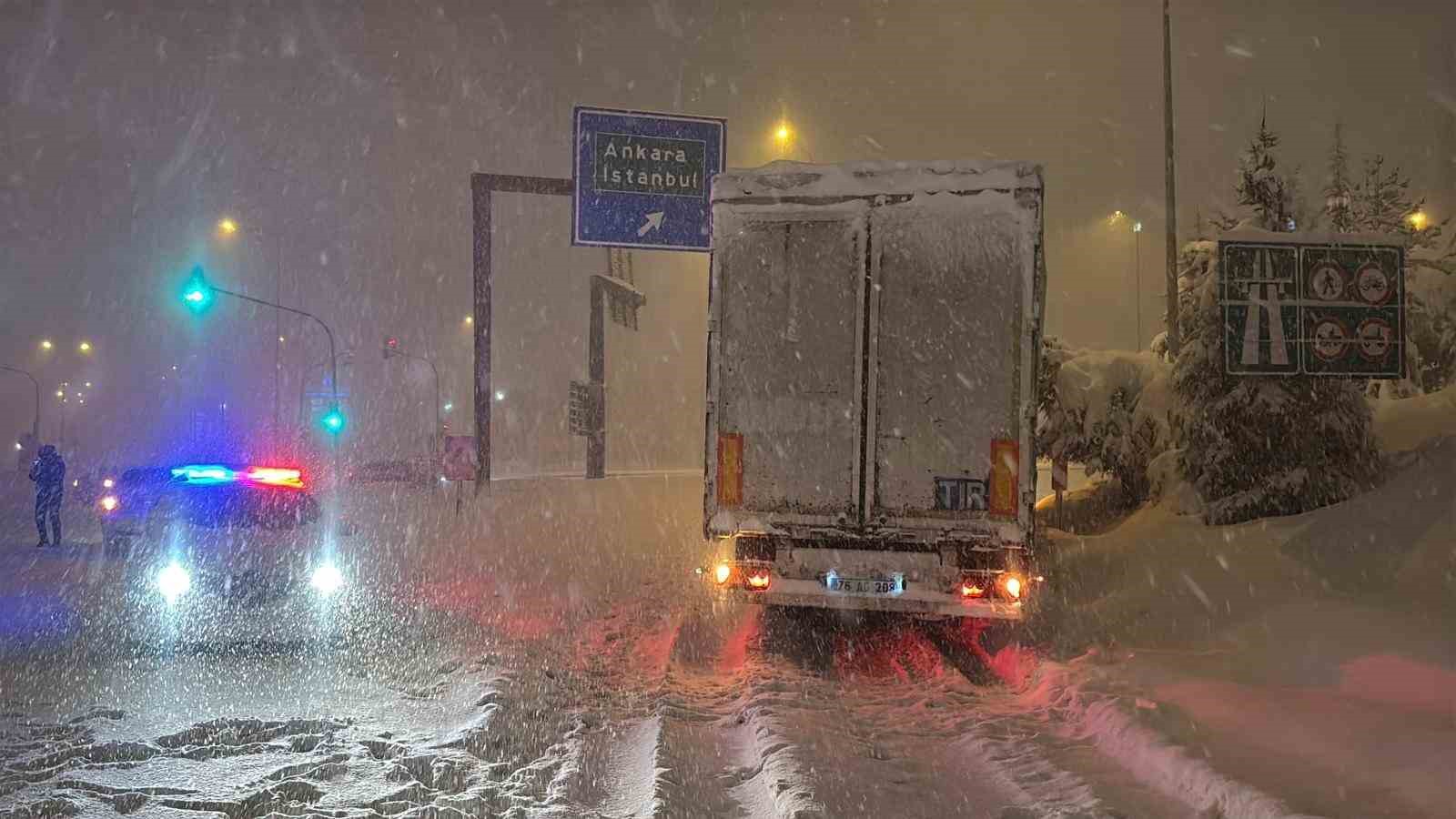 Bolu Dağı ağır tonajlı araçların geçişine kapatıldı: Kar kalınlığı 40 santimetreyi geçti 10 bolu dagi agir tonajli araclarin gecisine kapatildi kar kalinligi 40 santimetreyi gecti 6 em1FcIq6