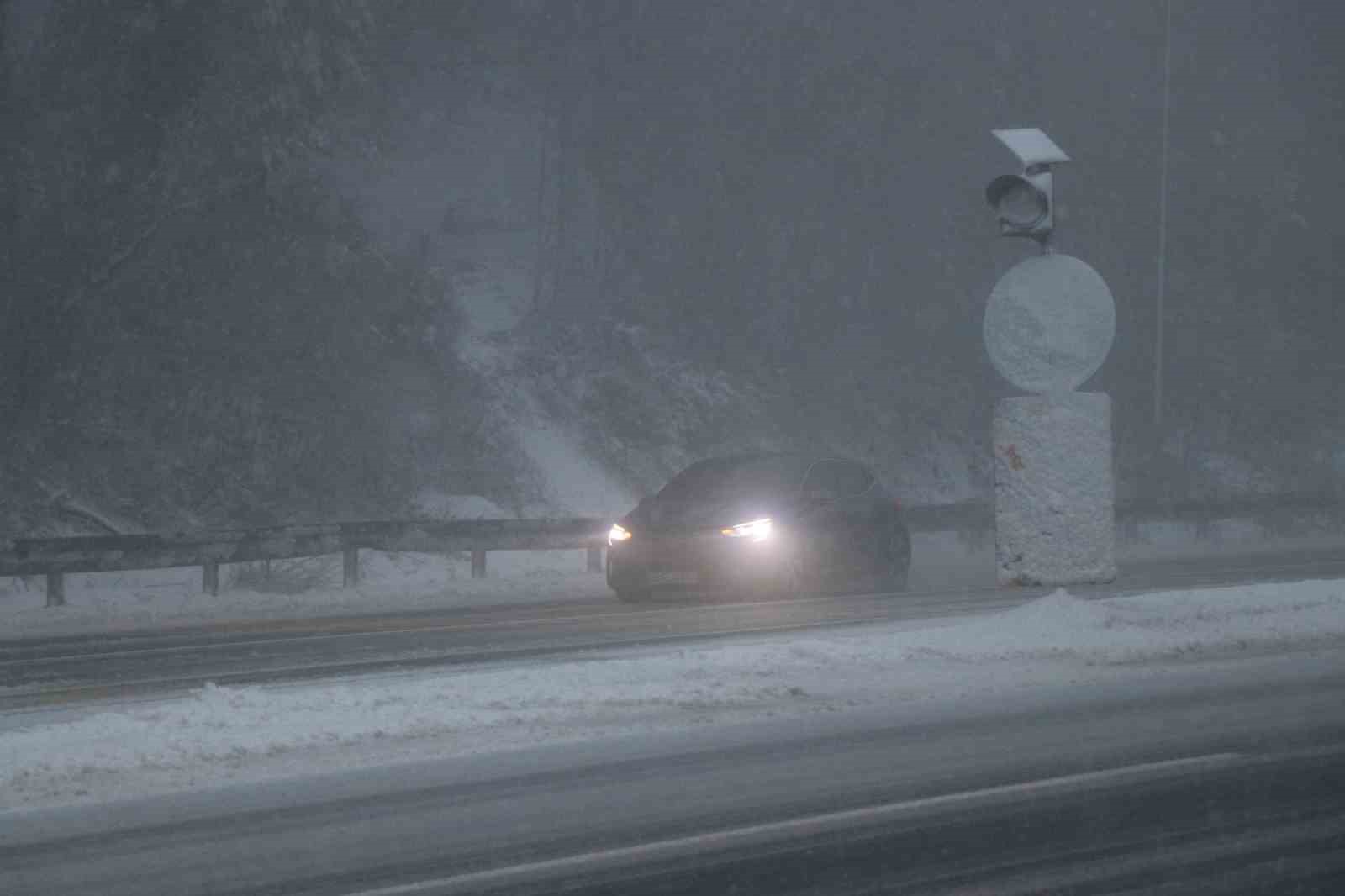 bolu dagi beyaza burundu kar kalinligi 10 santimetreye ulasti 5 isjiKZhi