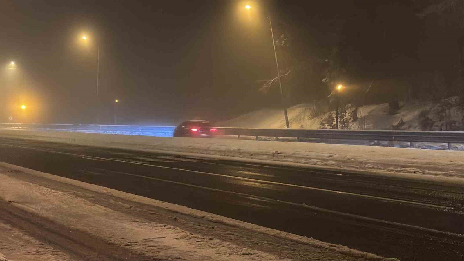 bolu dagi gecisinde kar yagisi basladi 0 NJZzmeh4