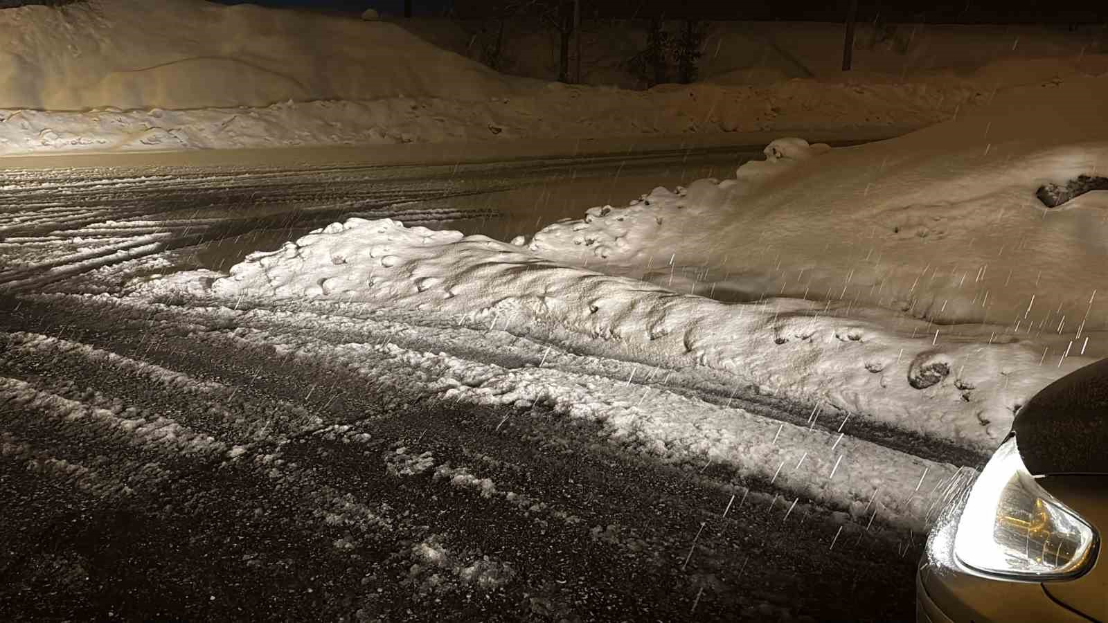 bolu dagi gecisinde kar yagisi basladi 3 kLZbFe39