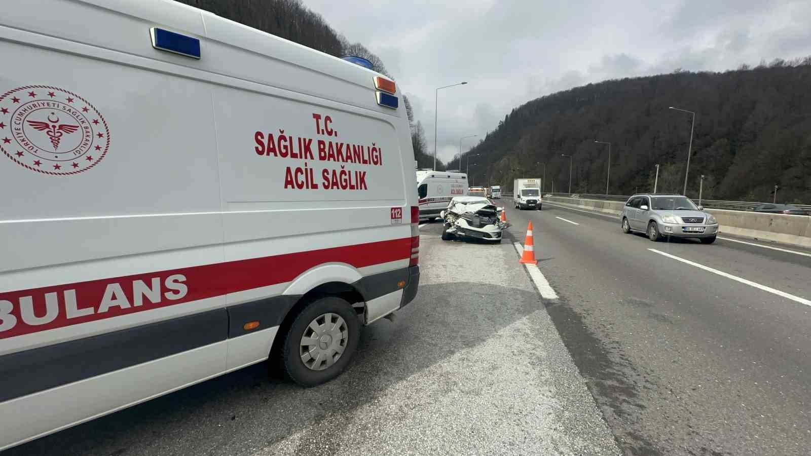 Bolu Dağı Tüneli’nde otomobille kamyonet çarpıştı: 2’si çocuk 4 yaralı 4 bolu dagi tunelinde otomobille kamyonet carpisti 2si cocuk 4 yarali 0 2NC3Nk7a