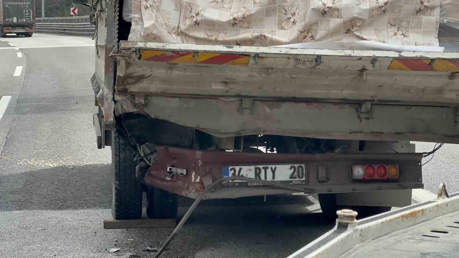 Bolu Dağı Tüneli’nde otomobille kamyonet çarpıştı: 2’si çocuk 4 yaralı 6 bolu dagi tunelinde otomobille kamyonet carpisti 2si cocuk 4 yarali 2