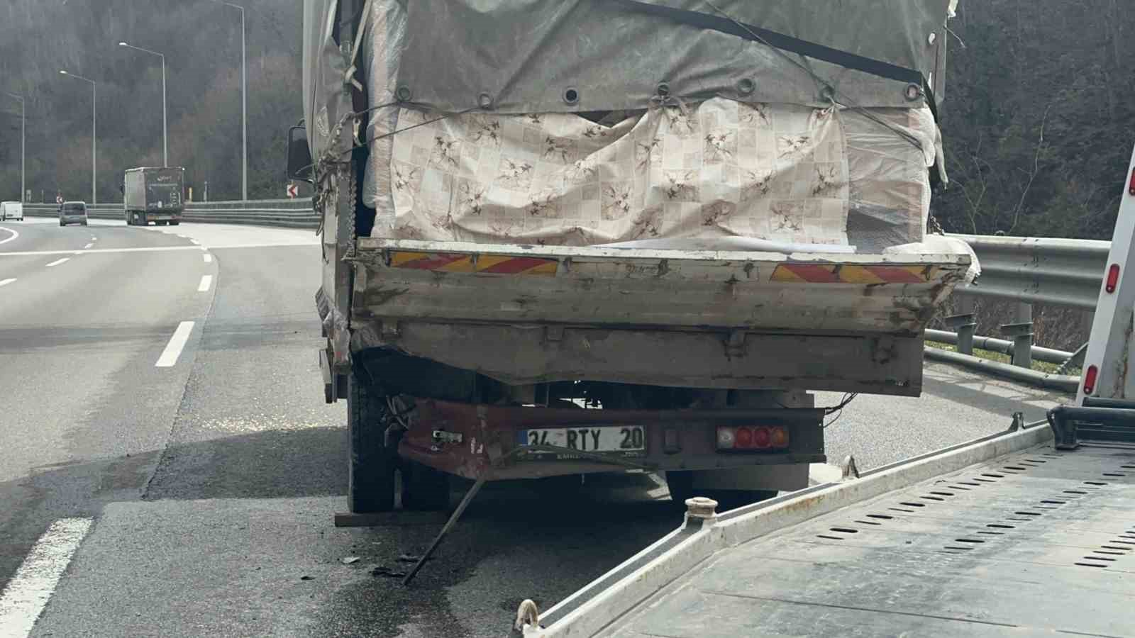 Bolu Dağı Tüneli’nde otomobille kamyonet çarpıştı: 2’si çocuk 4 yaralı 7 bolu dagi tunelinde otomobille kamyonet carpisti 2si cocuk 4 yarali 3 FnugwOtZ