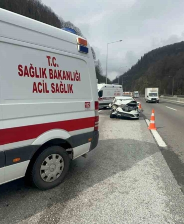 bolu-dagi-tunelinde-otomobille-kamyonet-carpisti-2si-cocuk-4-yarali-375Fz3AA.jpg