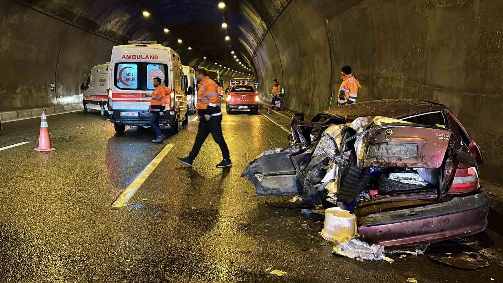 bolu dagi tunelinde tirla carpisan otomobil hurdaya dondu 5 yarali 0 2JbqI2Sp