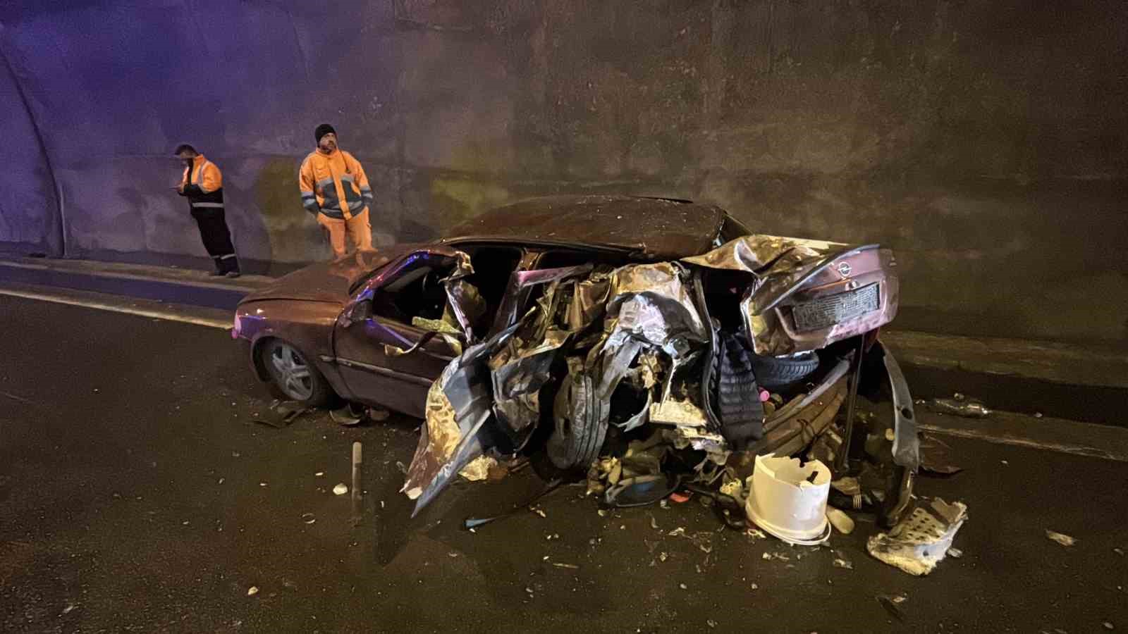 bolu dagi tunelinde tirla carpisan otomobil hurdaya dondu 5 yarali 1 dpLzwije