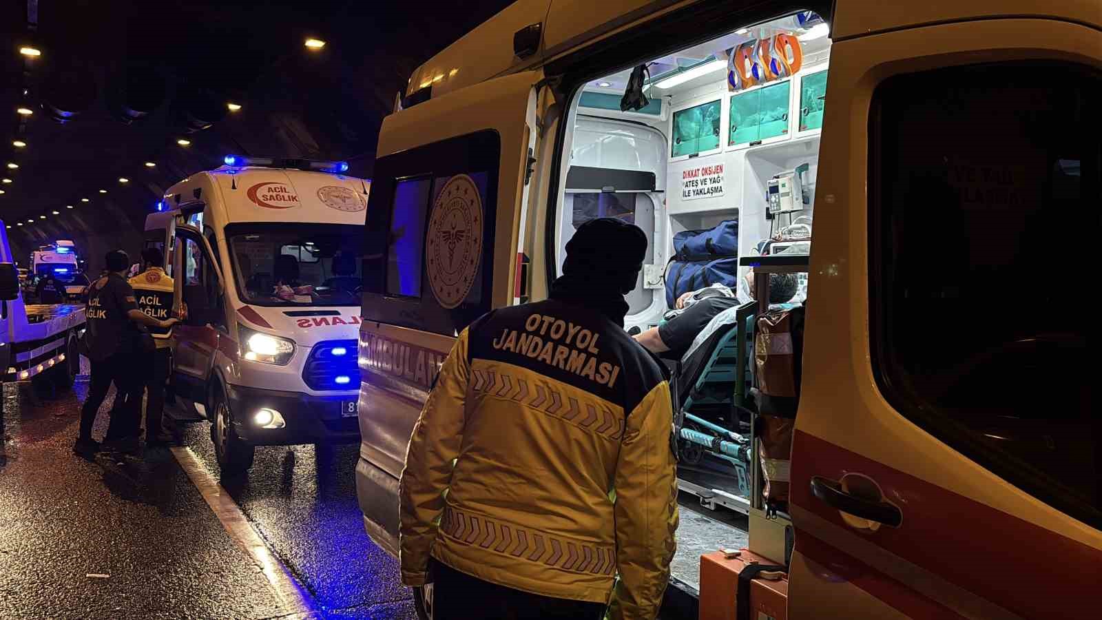 bolu dagi tunelinde tirla carpisan otomobil hurdaya dondu 5 yarali 2 4FNTtZH9