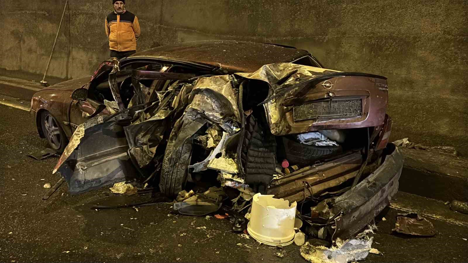 bolu dagi tunelinde tirla carpisan otomobil hurdaya dondu 5 yarali 3
