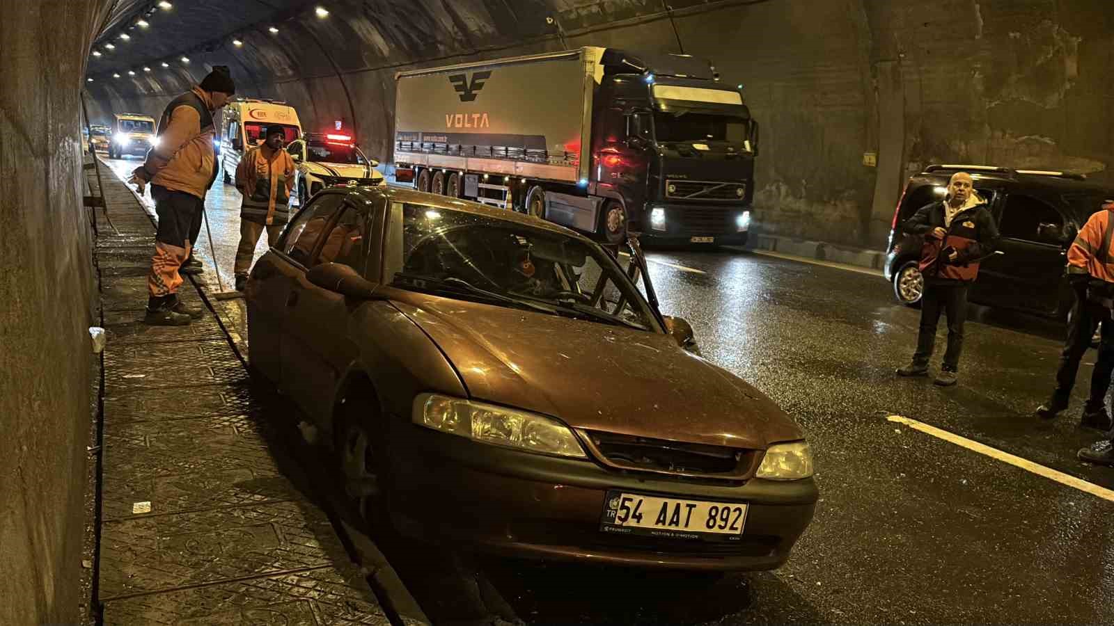 bolu dagi tunelinde tirla carpisan otomobil hurdaya dondu 5 yarali 5